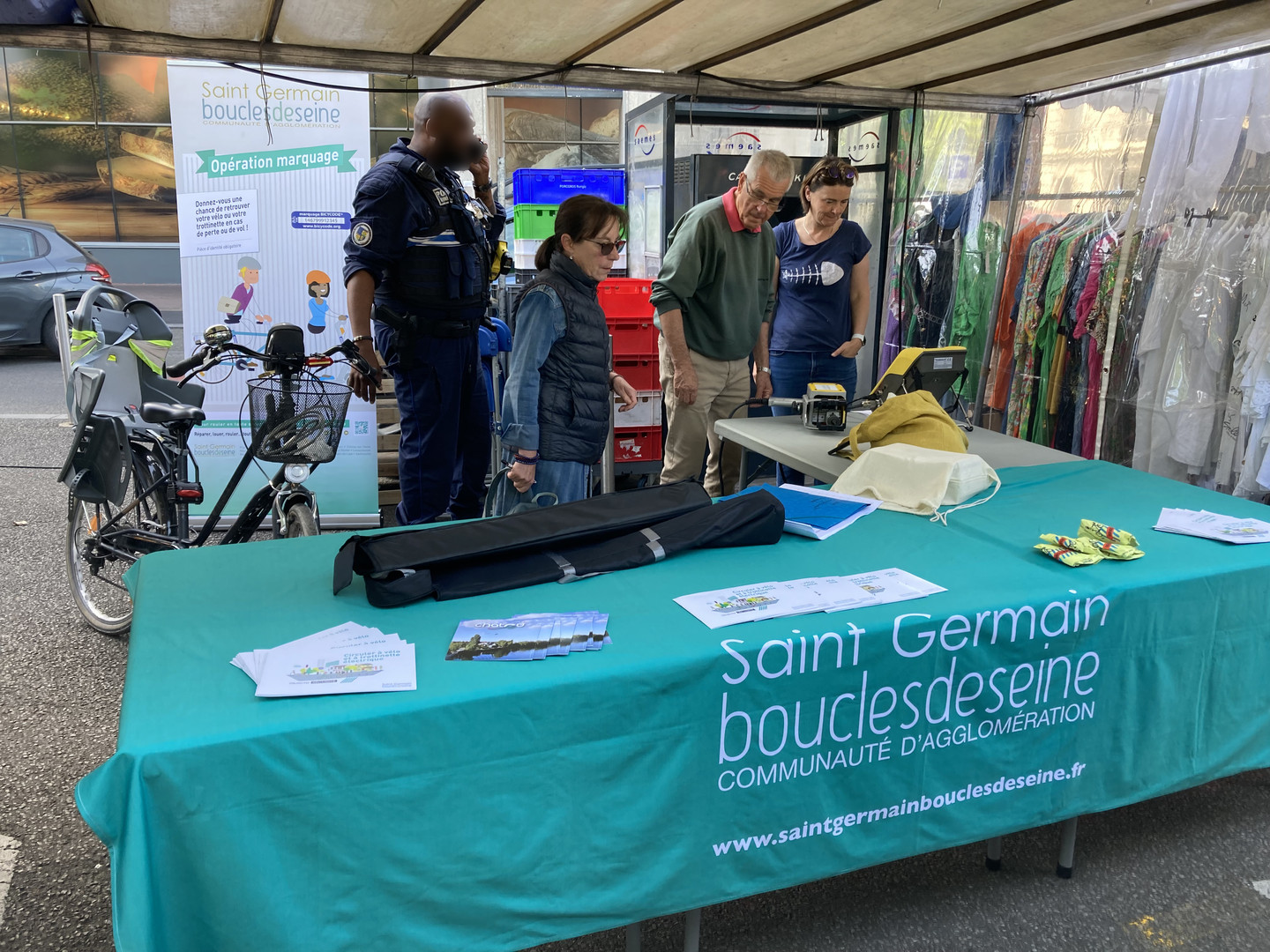 Atelier marquage vélo sur le marché Berteaux tenu par les membres du comité mobilité douce. 