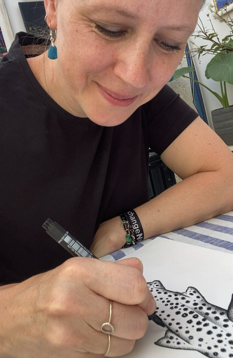 Janina Rossiter dessinant le requin de l’affiche officielle